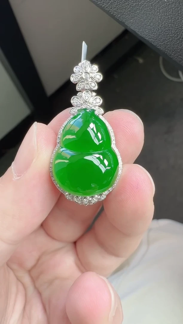 颈饰18K金镶嵌翡翠寄售回流，24小时鉴赏期