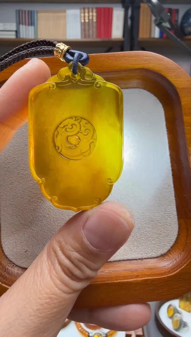 未镶嵌颈饰琥珀青龙吊坠