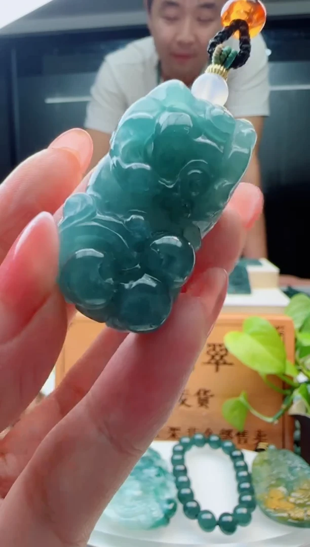 翡翠未镶嵌颈饰多样性发货其中一件