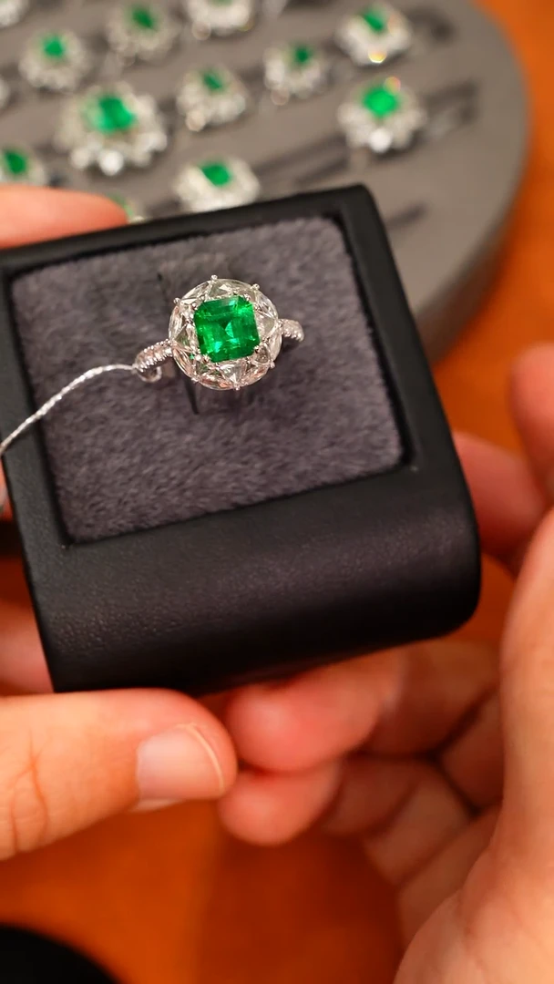 【闪购商品】祖母绿戒指18K金镶嵌1.36克拉无油