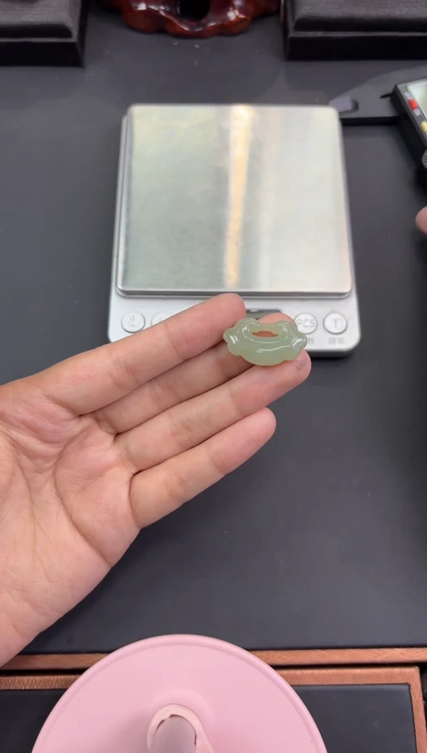 【闪购商品】和田玉吊坠(赠链)未镶嵌且末微色差近矿吊坠