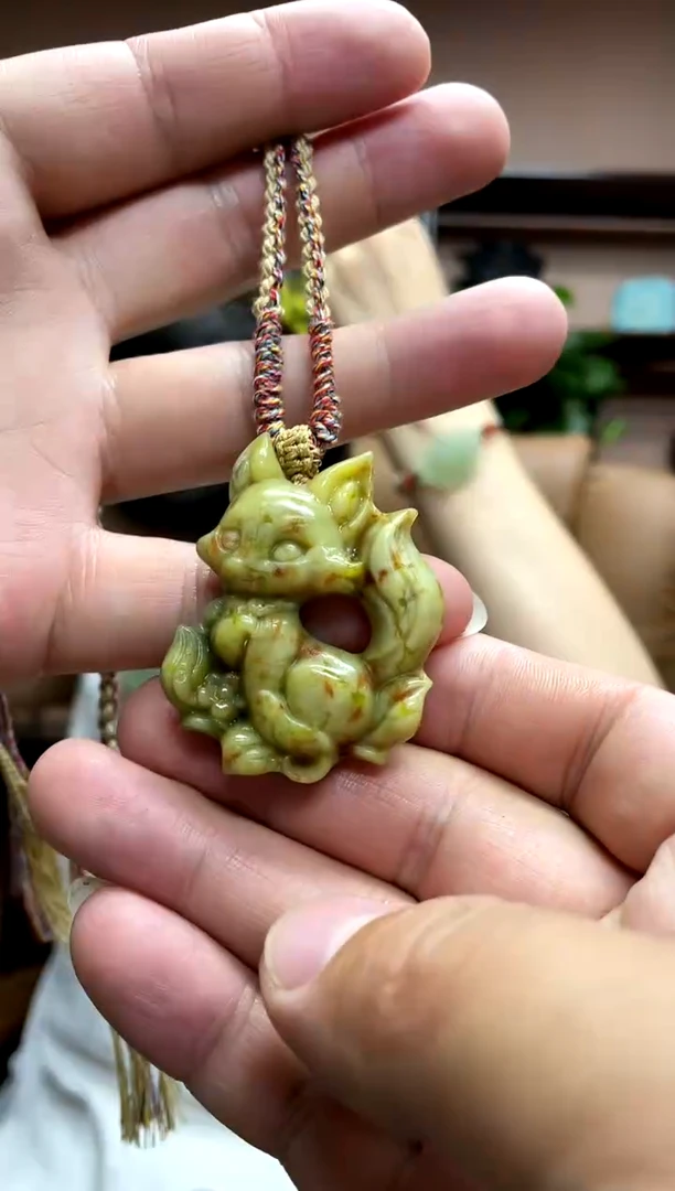 岫玉未镶嵌吊坠·