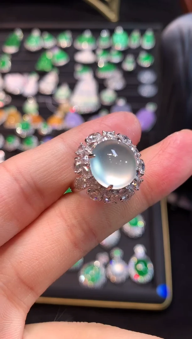 18K金镶嵌戒指翡翠玻璃种起光鸽子蛋面戒指