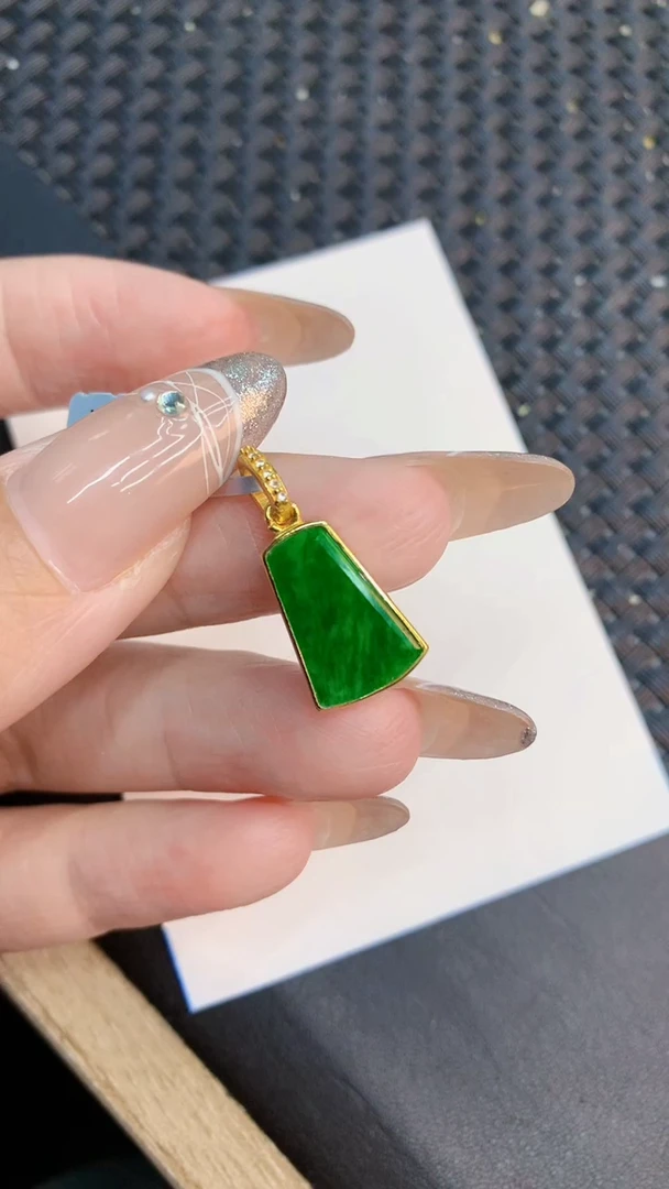 翡翠未镶嵌颈饰1