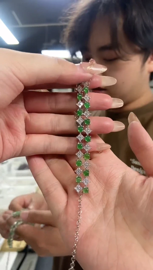 【闪购商品】翡翠手链未镶嵌多样性发其一颜色微差
