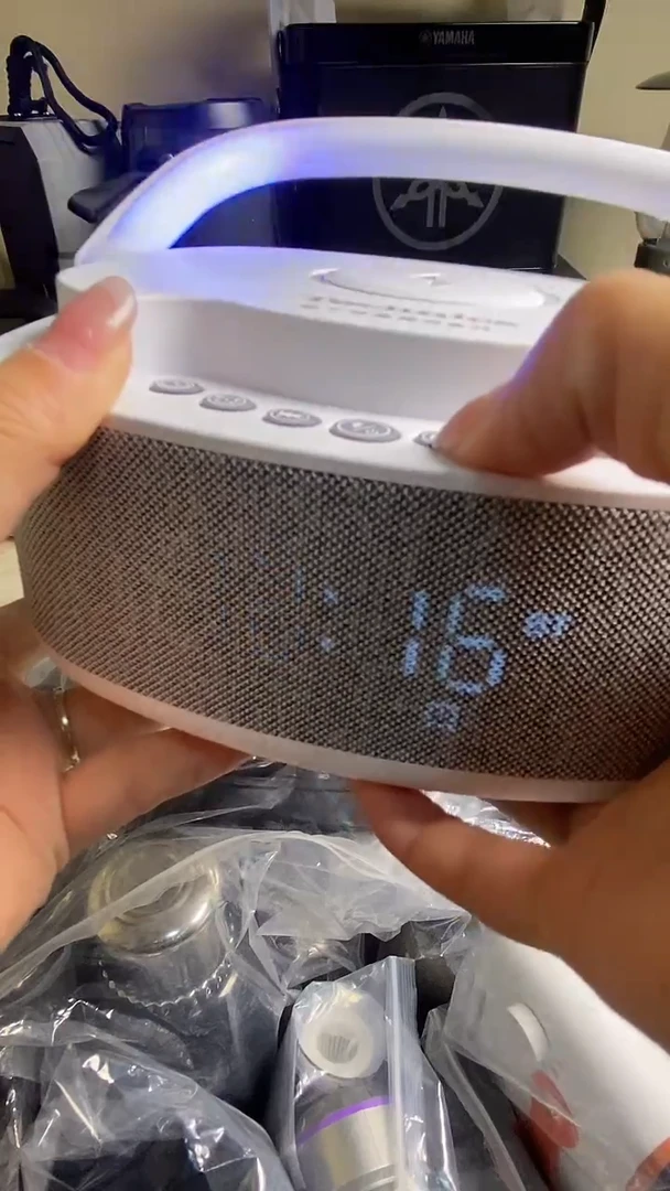 勇**孩白色时钟音响