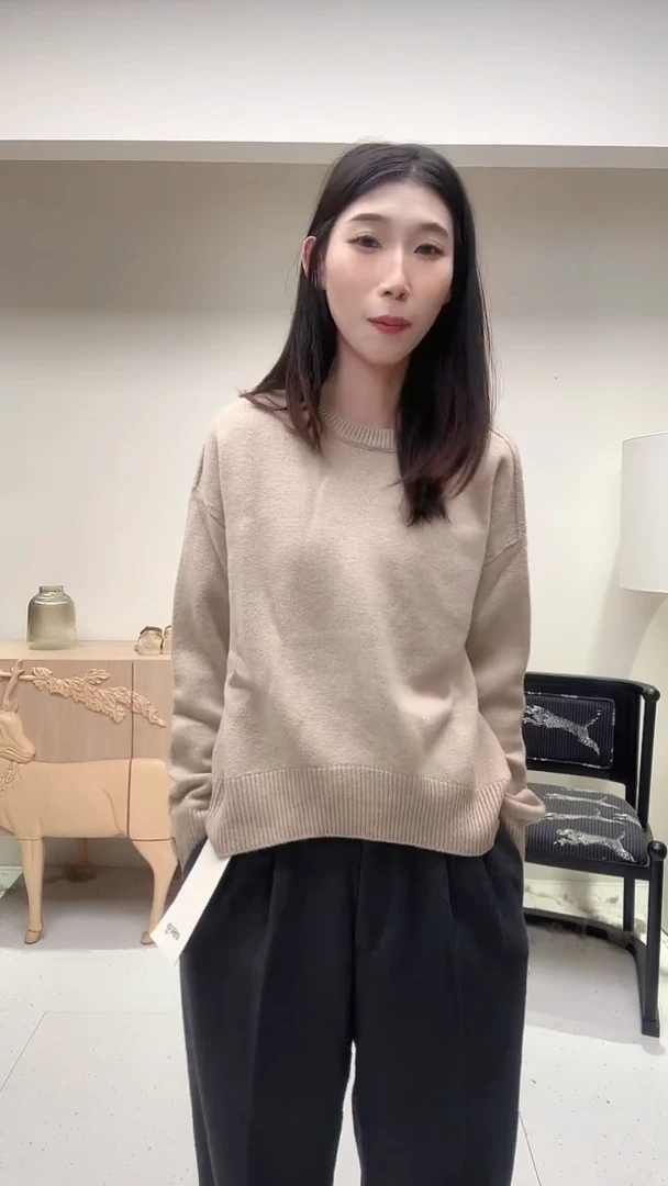 燕麦色U领羊毛毛衣