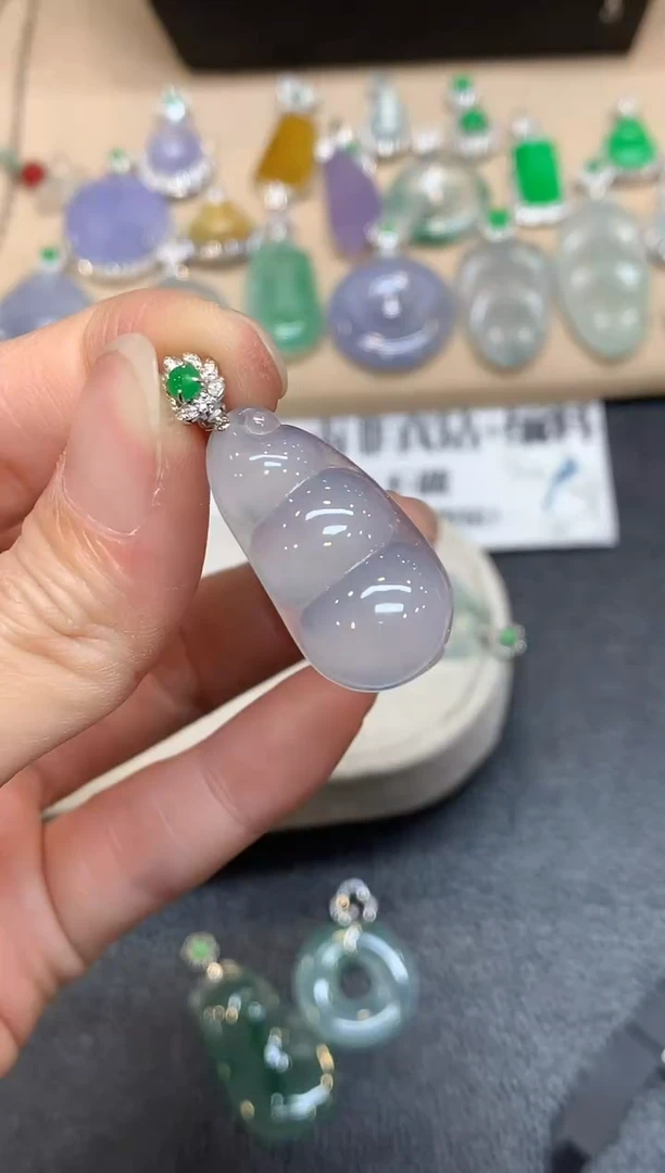 颈饰18K金镶嵌翡翠福豆【无服务费