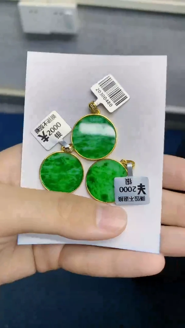 翡翠未镶嵌颈饰多样性发其一