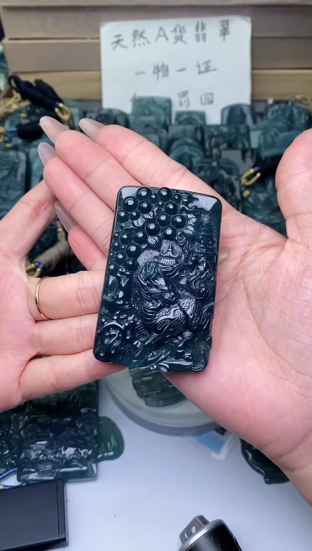 颈饰未镶嵌翡翠