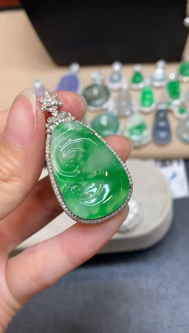 颈饰18K金镶嵌翡翠如意【无服务费