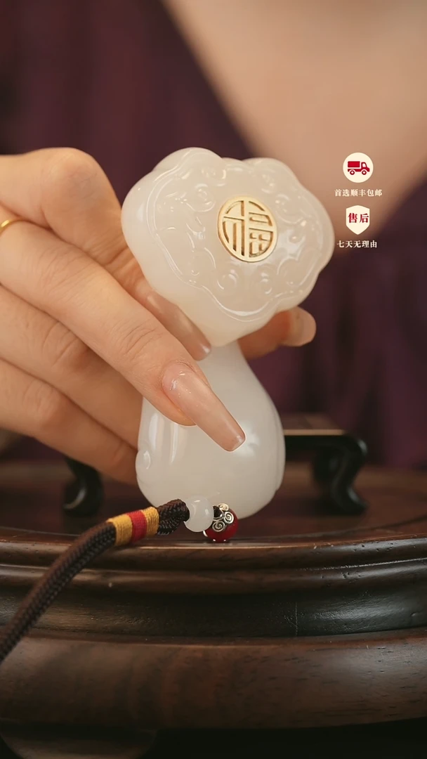 云南石荔枝白雕刻：镶嵌福字如意手把件摆件