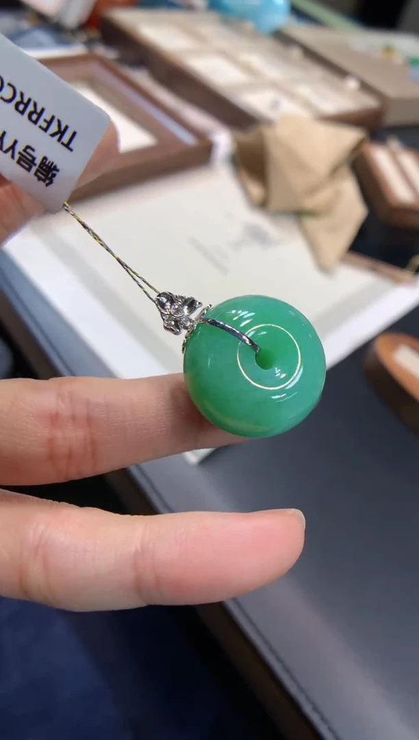 颈饰18K金镶嵌翡翠平安扣