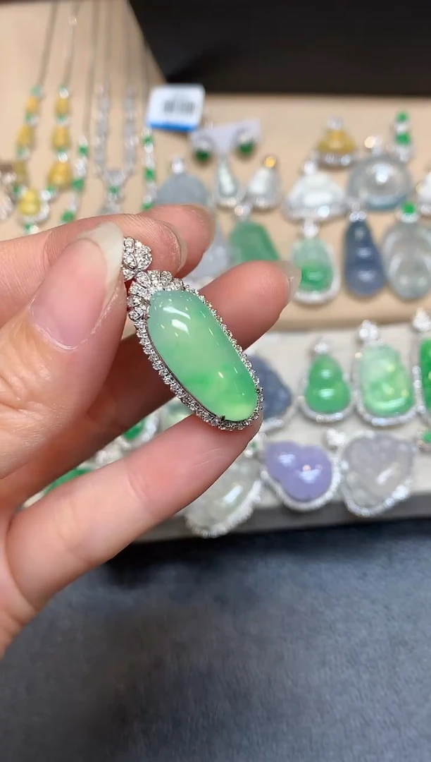 颈饰18K金镶嵌翡翠福瓜【无服务费