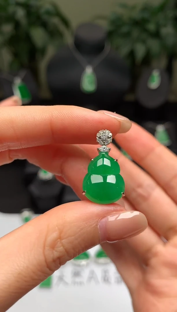 颈饰18K金镶嵌翡翠葫芦