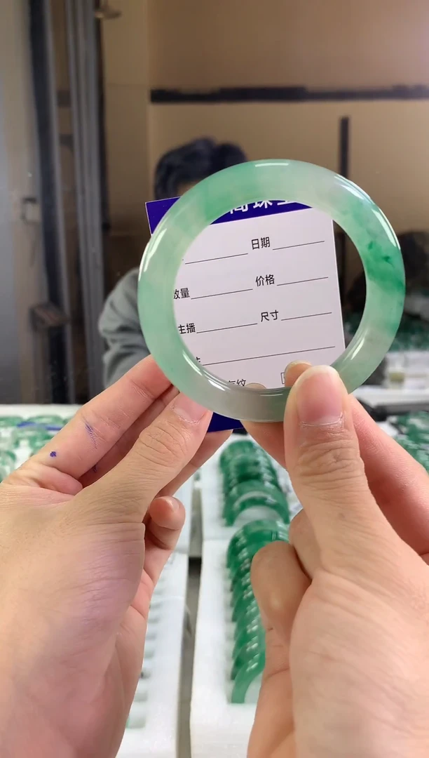 未镶嵌手镯石英质玉（非洲翠）沐*1