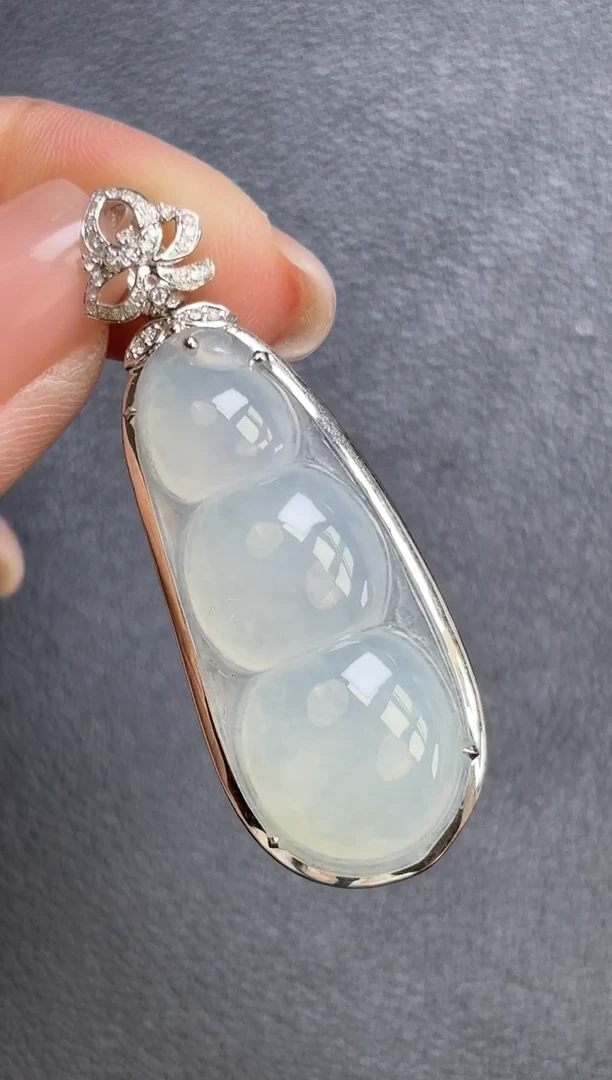 颈饰18K金镶嵌翡翠豆子