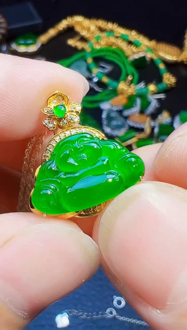 颈饰18K金镶嵌翡翠天**儿翡翠