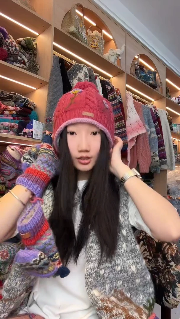 羊毛美利奴红色刺绣帽子