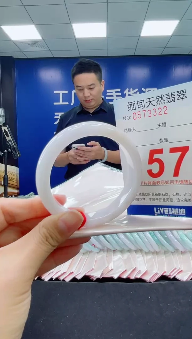 未镶嵌手镯翡翠天然翡翠手镯