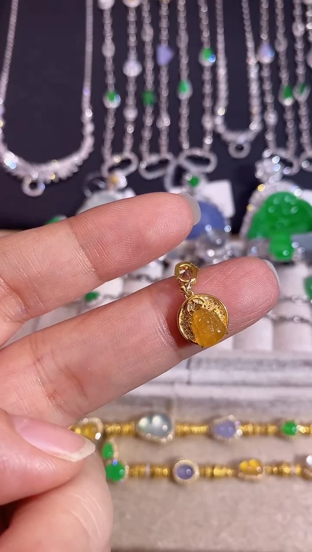 颈饰18K金镶嵌翡翠吊坠