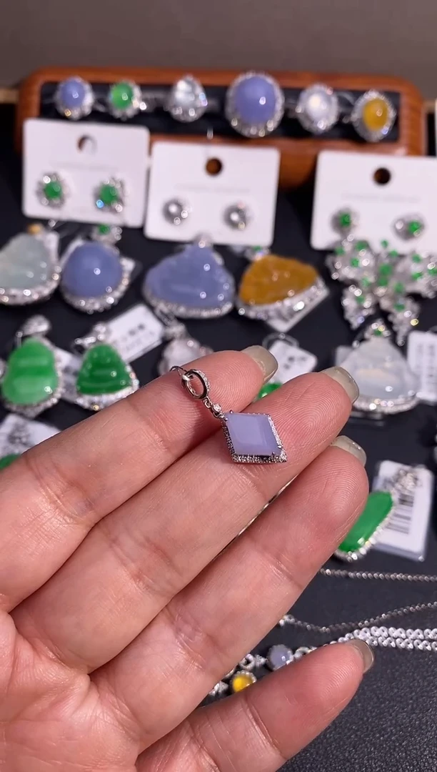 【闪购商品】翡翠颈饰18K金镶嵌吊坠