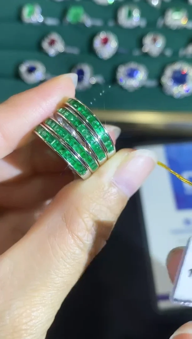 18K金镶嵌戒指祖母绿多样性发一