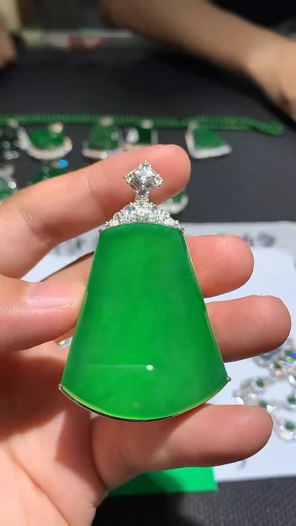 翡翠未镶嵌吊坠(赠链)未镶嵌翡翠 多样性发一