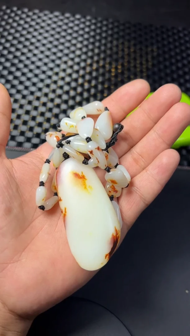 和田玉未镶嵌颈饰大****玉1