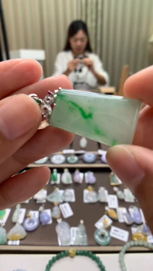 翡翠18K金镶嵌颈饰无事牌