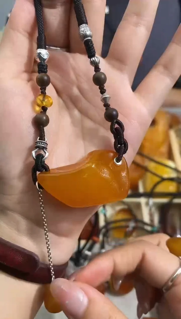 未镶嵌琥珀裸石似玉