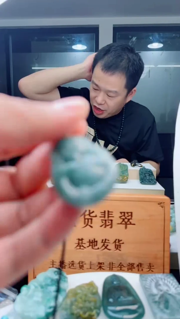 翡翠未镶嵌颈饰多样性发货其中一件