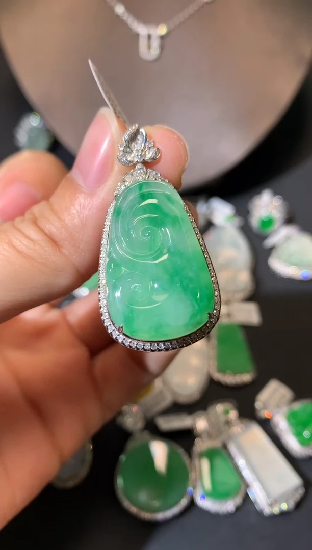 【闪购商品】翡翠吊坠(不含链)18K金镶嵌吊坠