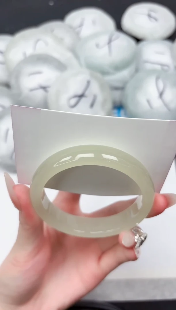 未镶嵌手镯石英质玉252-57.7