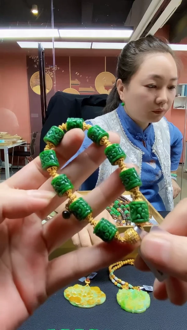 颈饰未镶嵌翡翠手串