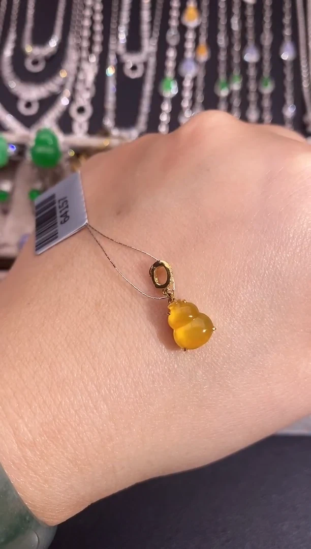 颈饰18K金镶嵌翡翠吊坠