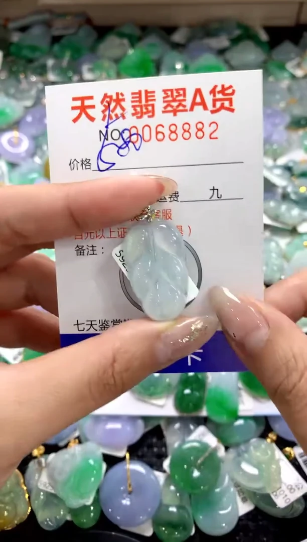 颈饰18K金镶嵌翡翠1111111111111111