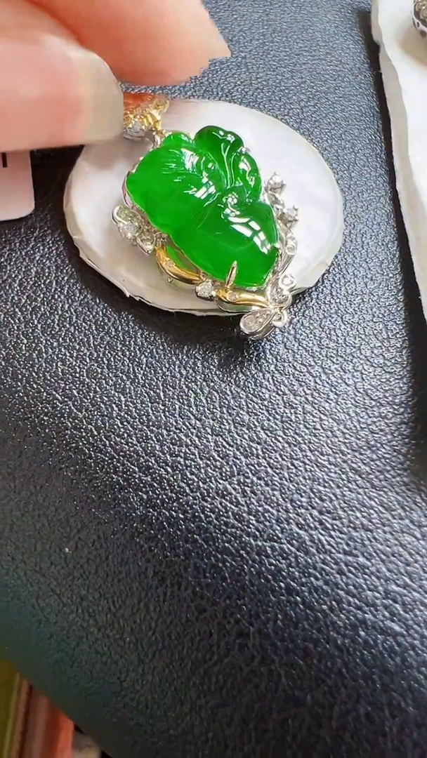 颈饰18K金镶嵌翡翠吊坠