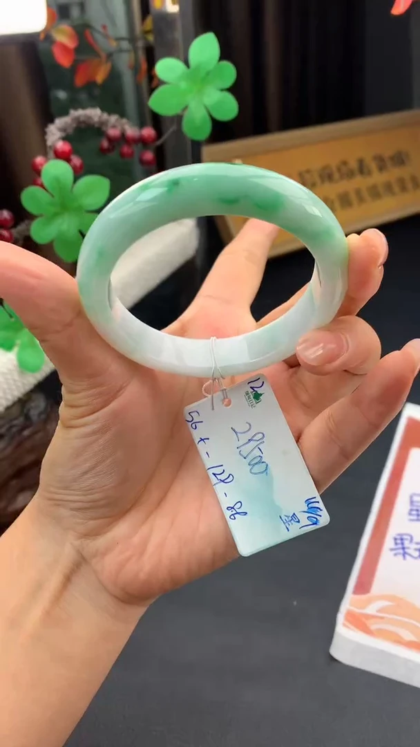 未镶嵌手镯翡翠自带#送人#，联系客服核对地址~