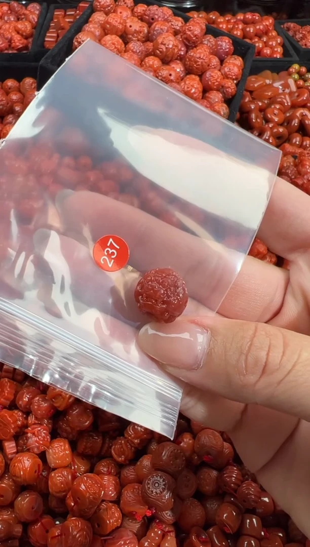 南红玛瑙未镶嵌颈饰1