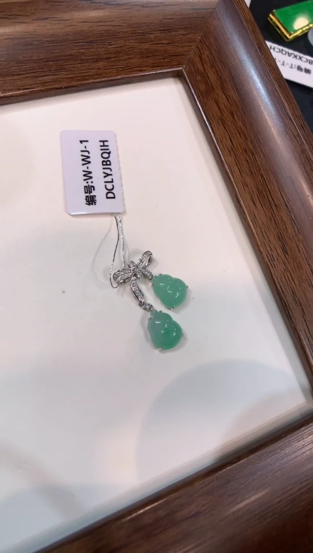 颈饰18K金镶嵌翡翠葫芦