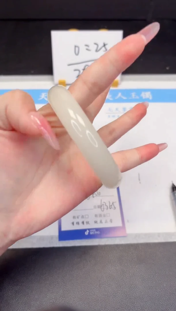 【闪购商品】石英质玉手镯未镶嵌8-64.6