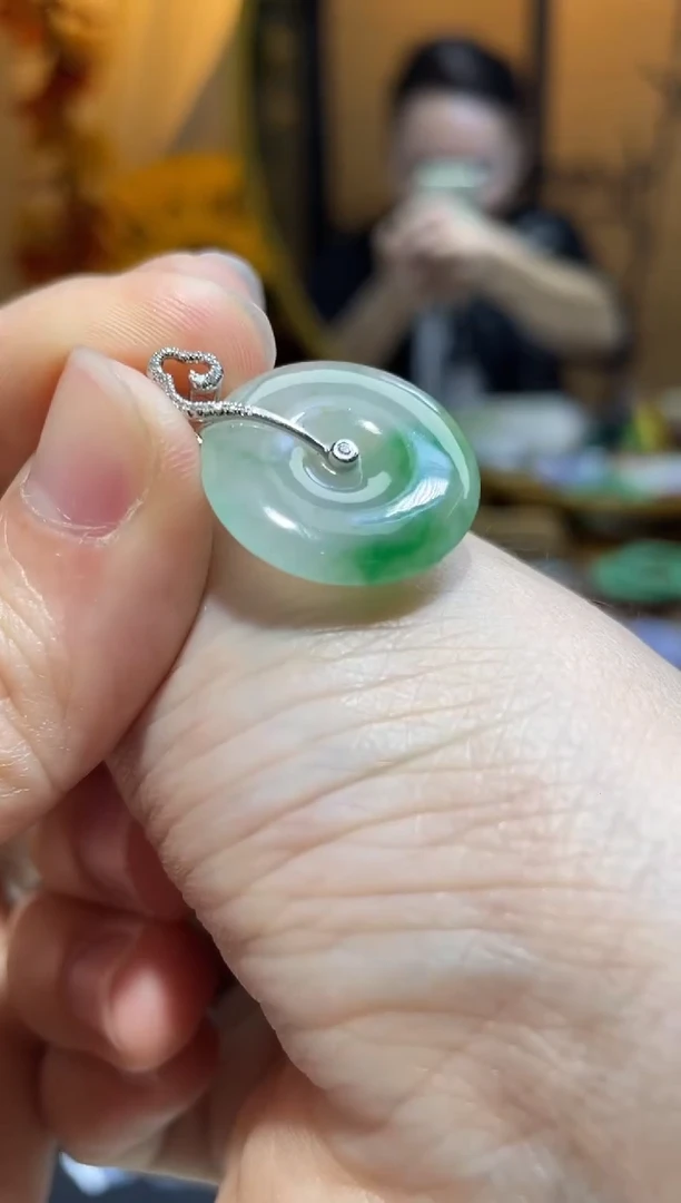 颈饰18K金镶嵌翡翠平安扣