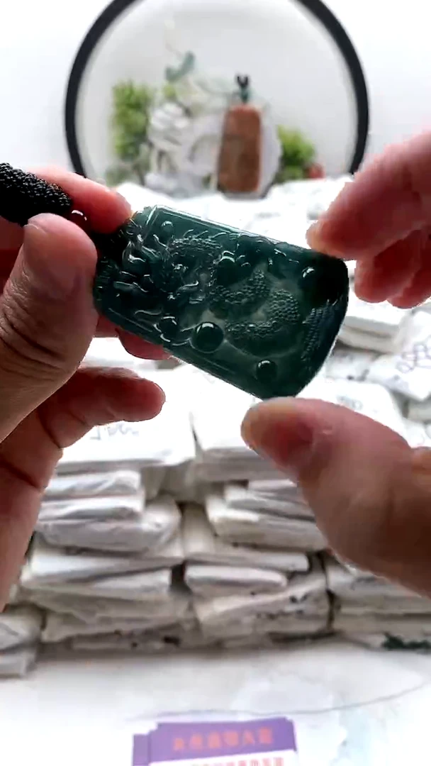 颈饰未镶嵌翡翠龙牌1