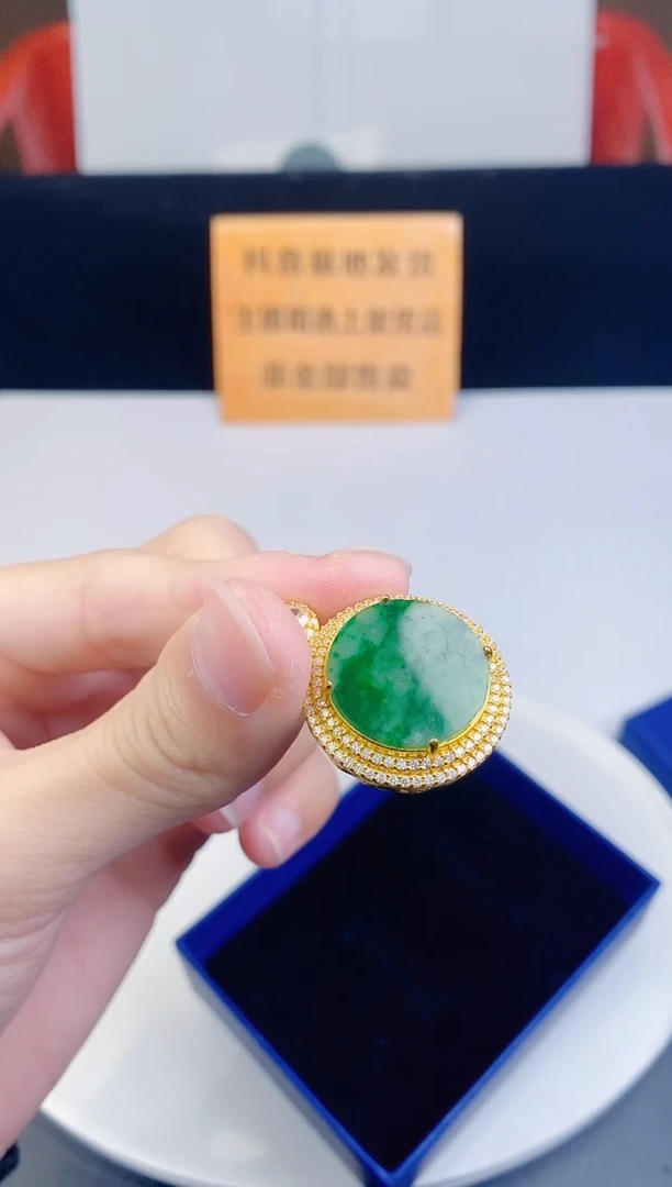 颈饰未镶嵌翡翠