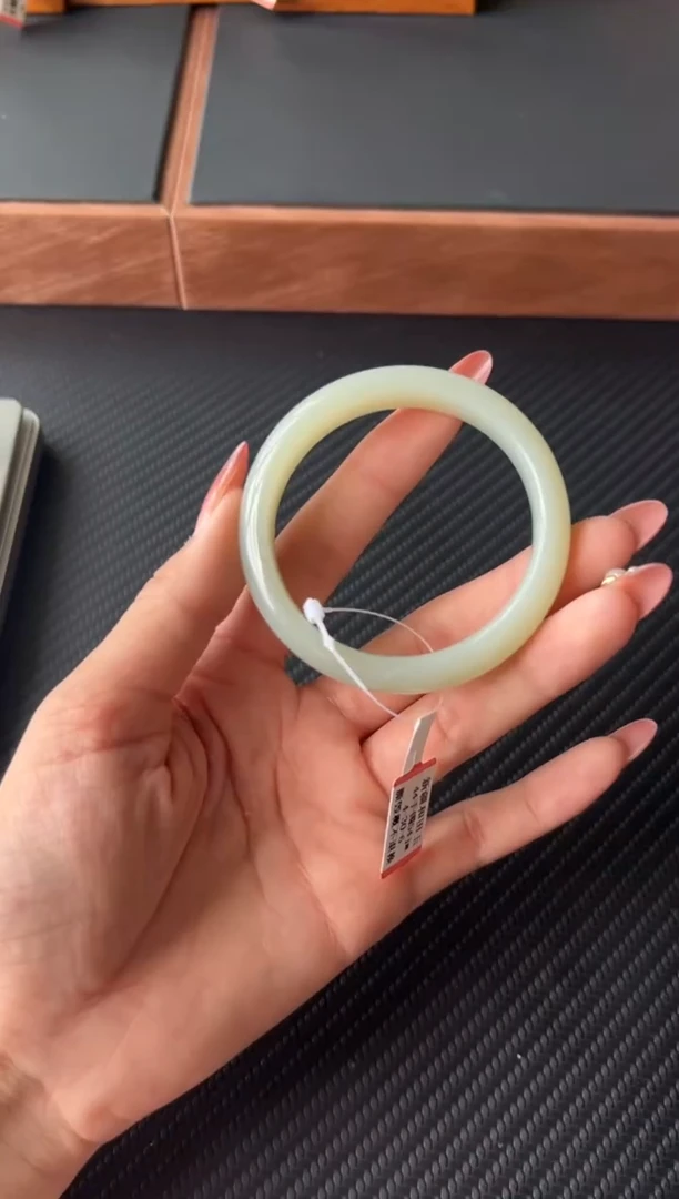 和田玉手镯未镶嵌且末微色差近矿54+m