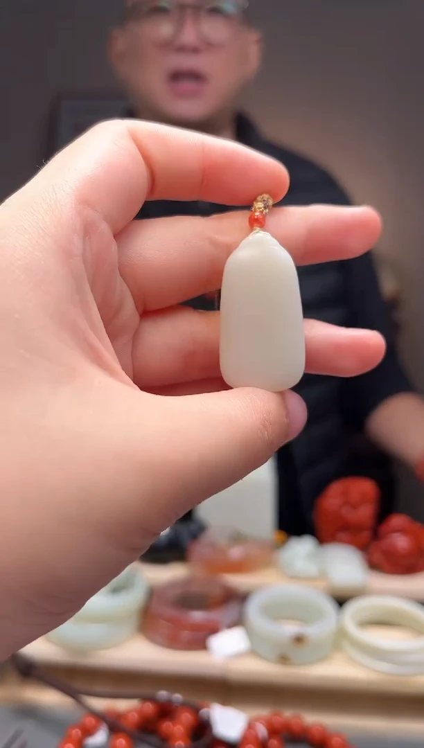 颈饰未镶嵌和田玉吊坠