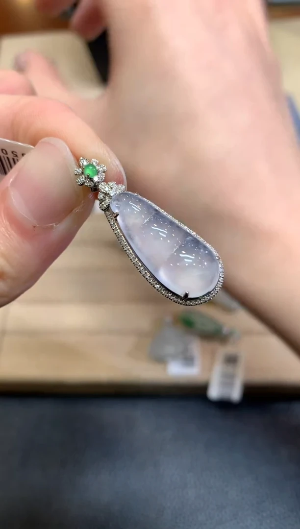 【闪购商品】翡翠颈饰18K金镶嵌福豆【无服务费】