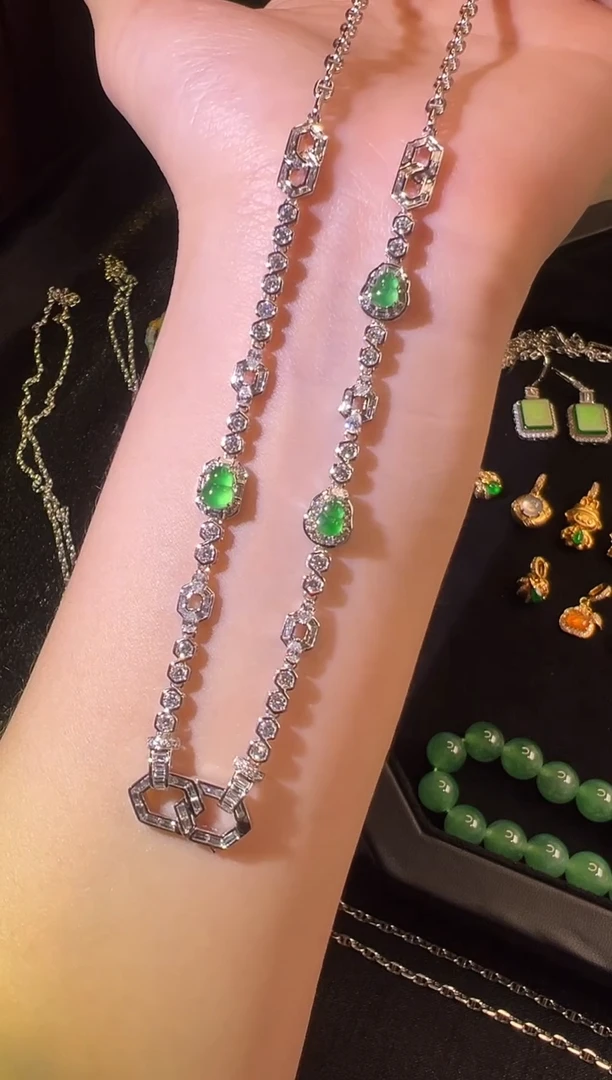颈饰18K金镶嵌翡翠玻璃种阳绿葫芦万能链