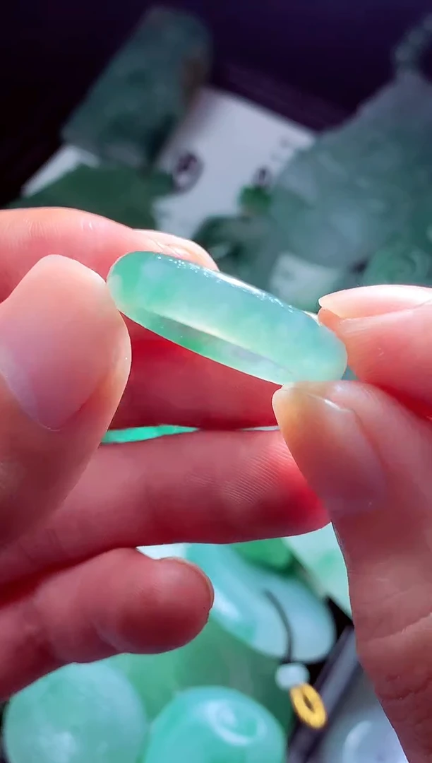 未镶嵌定制翡翠八****?翡翠毛货定制